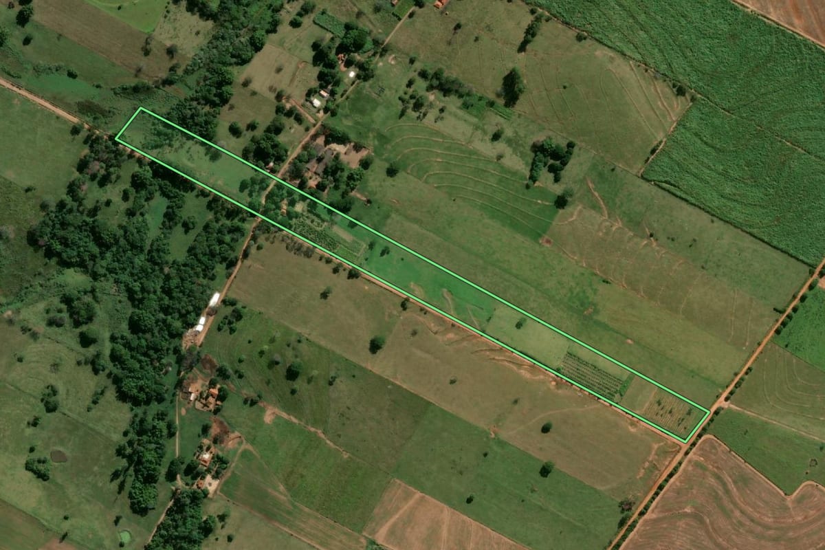 Imagem de satélite do imóvel rural em Pacaembu (SP), com o contorno declarado no CAR desenhado por cima.