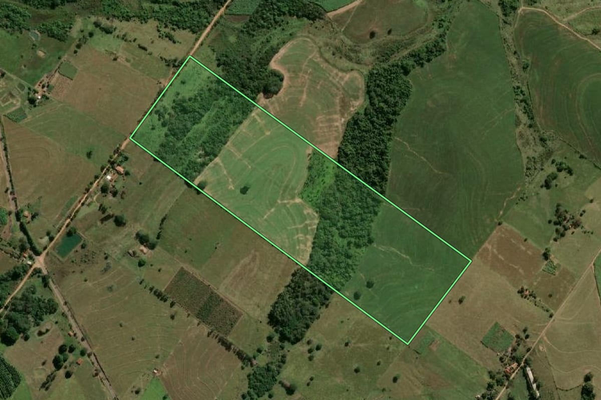 Imagem de satélite do imóvel rural em Pacaembu (SP), com o contorno declarado no CAR desenhado por cima.