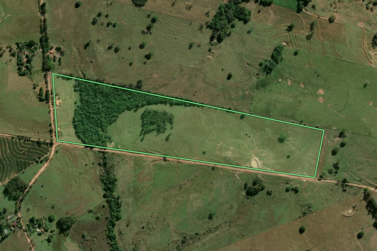 Imagem de satélite do imóvel rural em Pacaembu (SP), com o contorno declarado no CAR desenhado por cima.