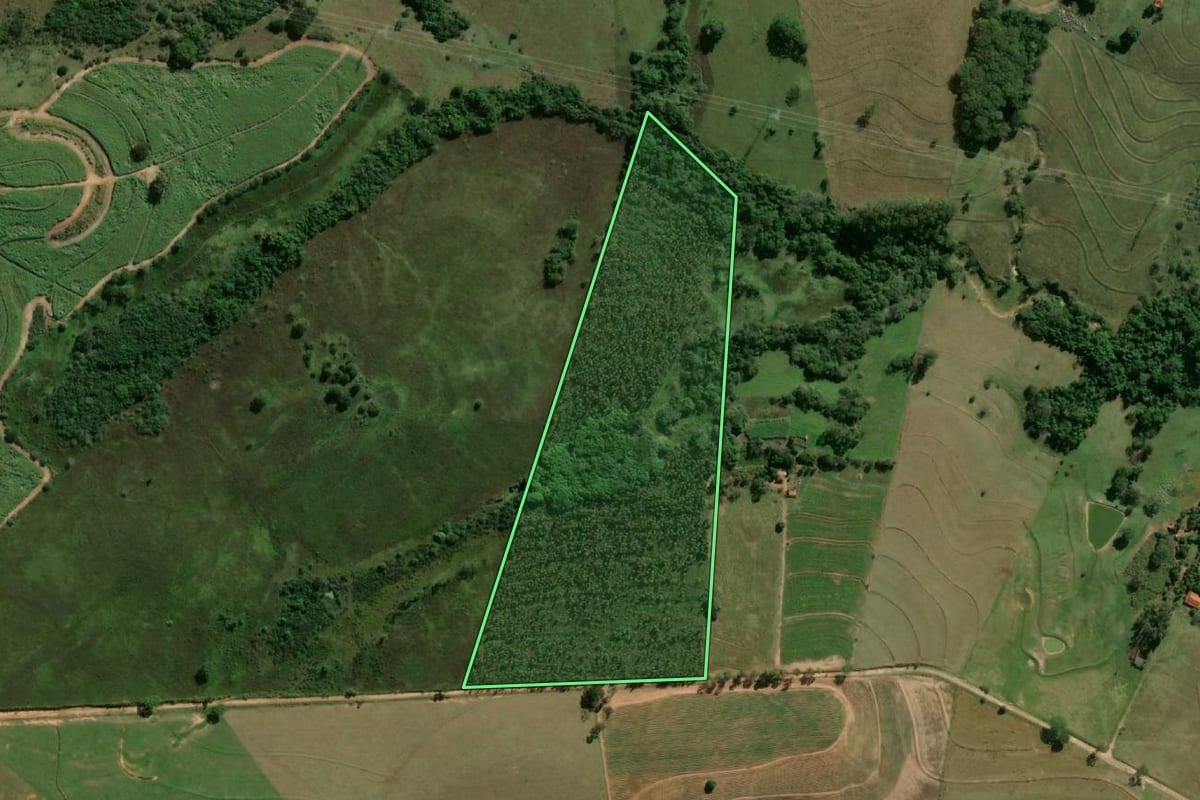 Imagem de satélite do imóvel rural em Pacaembu (SP), com o contorno declarado no CAR desenhado por cima.