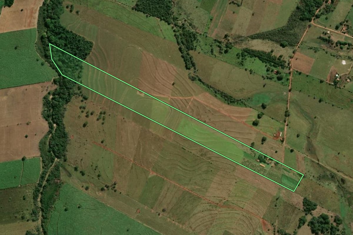 Imagem de satélite do imóvel rural em Pacaembu (SP), com o contorno declarado no CAR desenhado por cima.