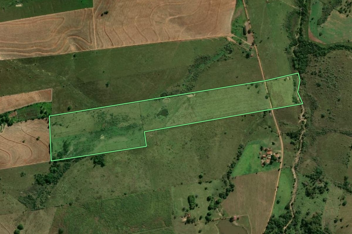 Imagem de satélite do imóvel rural em Pacaembu (SP), com o contorno declarado no CAR desenhado por cima.