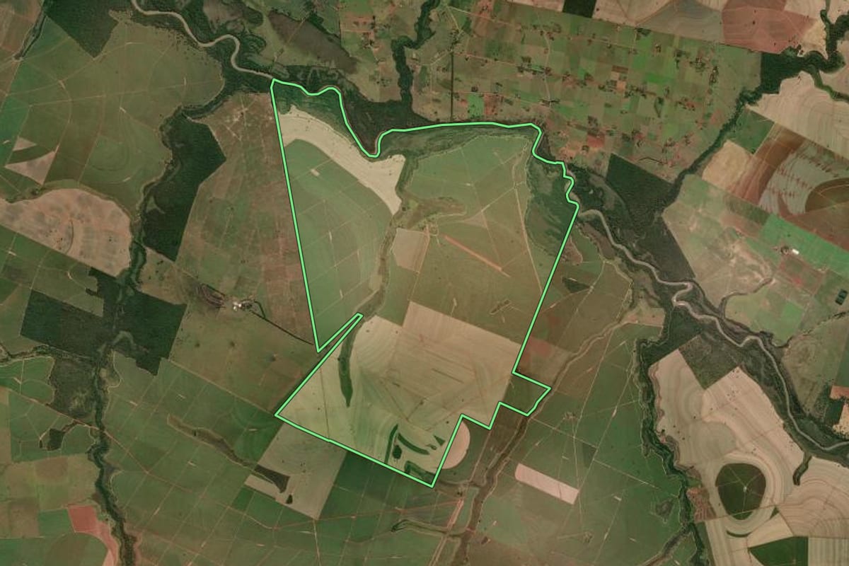 Imagem de satélite do imóvel rural em Pacaembu (SP), com o contorno declarado no CAR desenhado por cima.