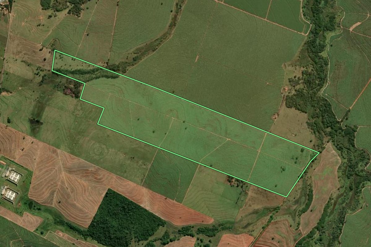 Imagem de satélite do imóvel rural em Pacaembu (SP), com o contorno declarado no CAR desenhado por cima.