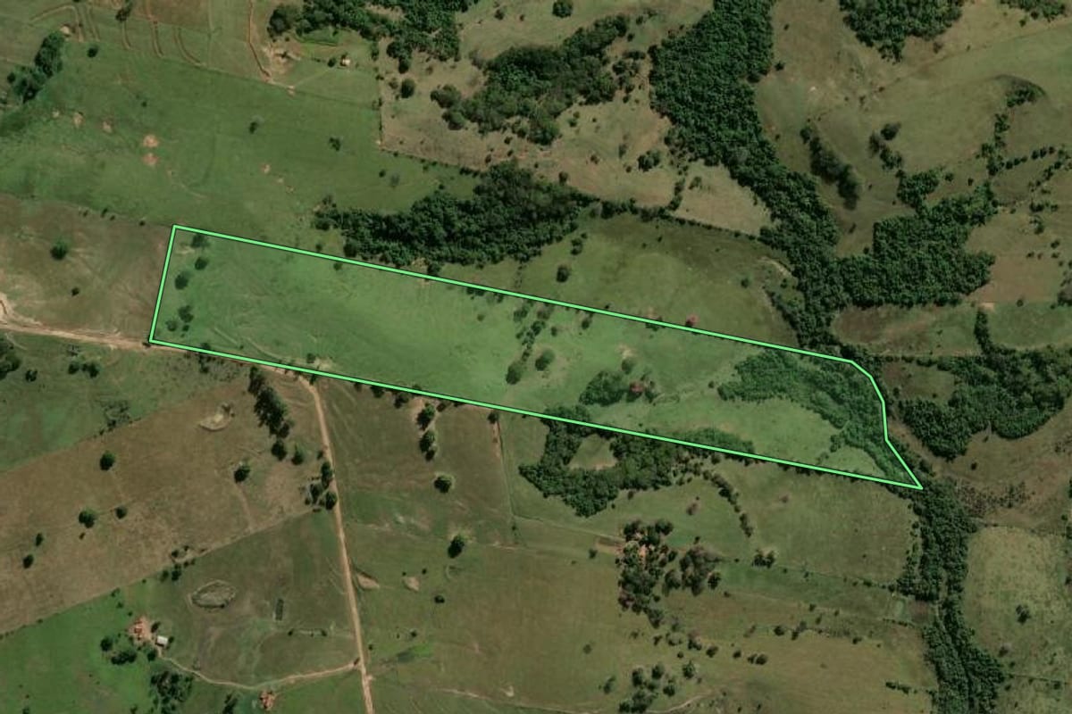 Imagem de satélite do imóvel rural em Pacaembu (SP), com o contorno declarado no CAR desenhado por cima.