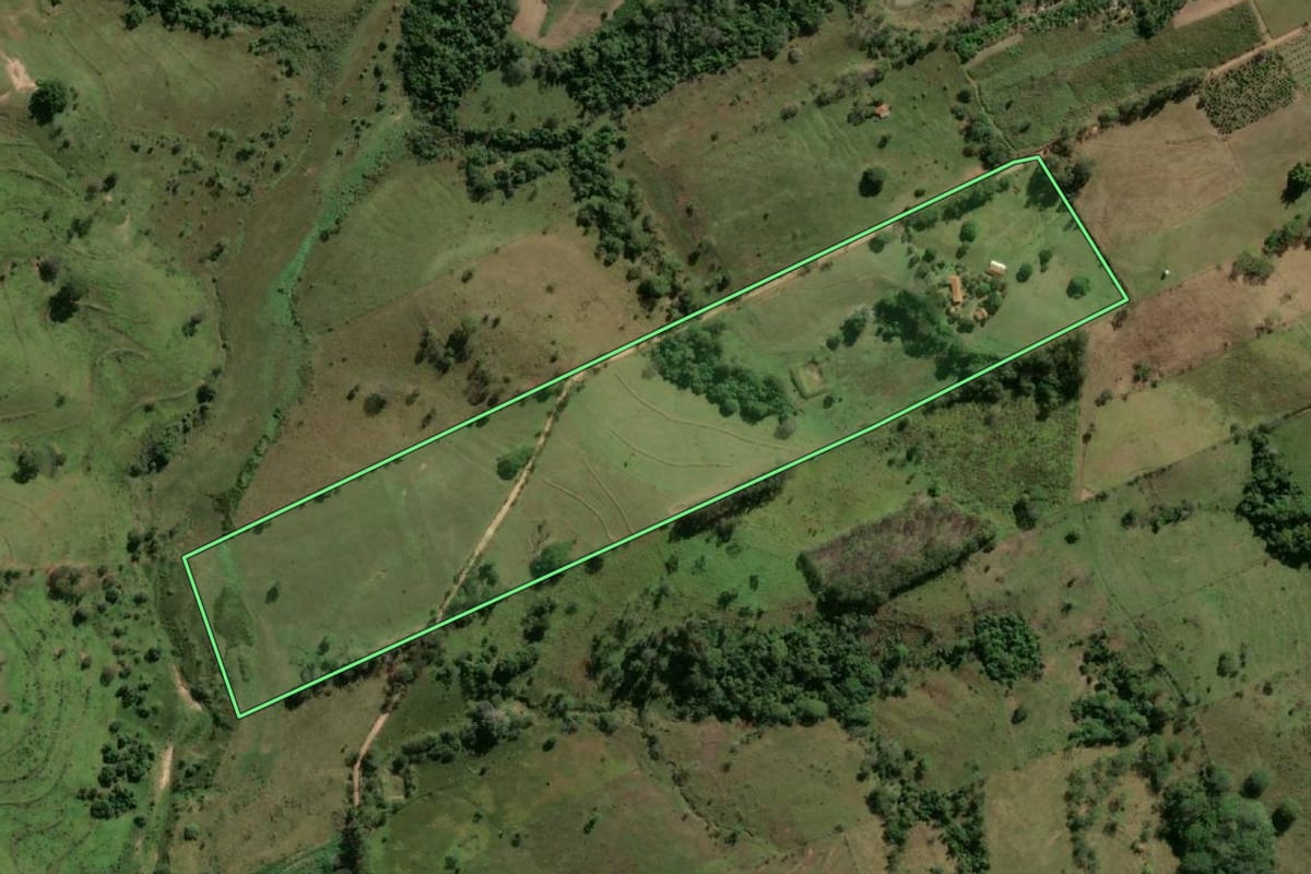 Imagem de satélite do imóvel rural em Pacaembu (SP), com o contorno declarado no CAR desenhado por cima.