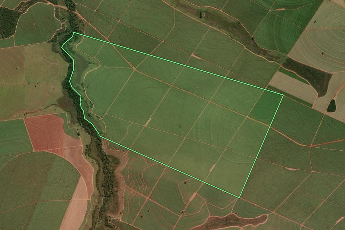 Imagem de satélite do imóvel rural em Pacaembu (SP), com o contorno declarado no CAR desenhado por cima.