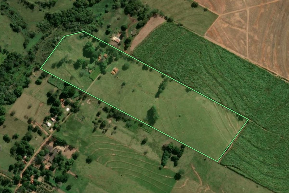 Imagem de satélite do imóvel rural em Pacaembu (SP), com o contorno declarado no CAR desenhado por cima.