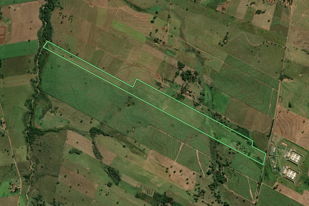 Imagem de satélite do imóvel rural em Pacaembu (SP), com o contorno declarado no CAR desenhado por cima.