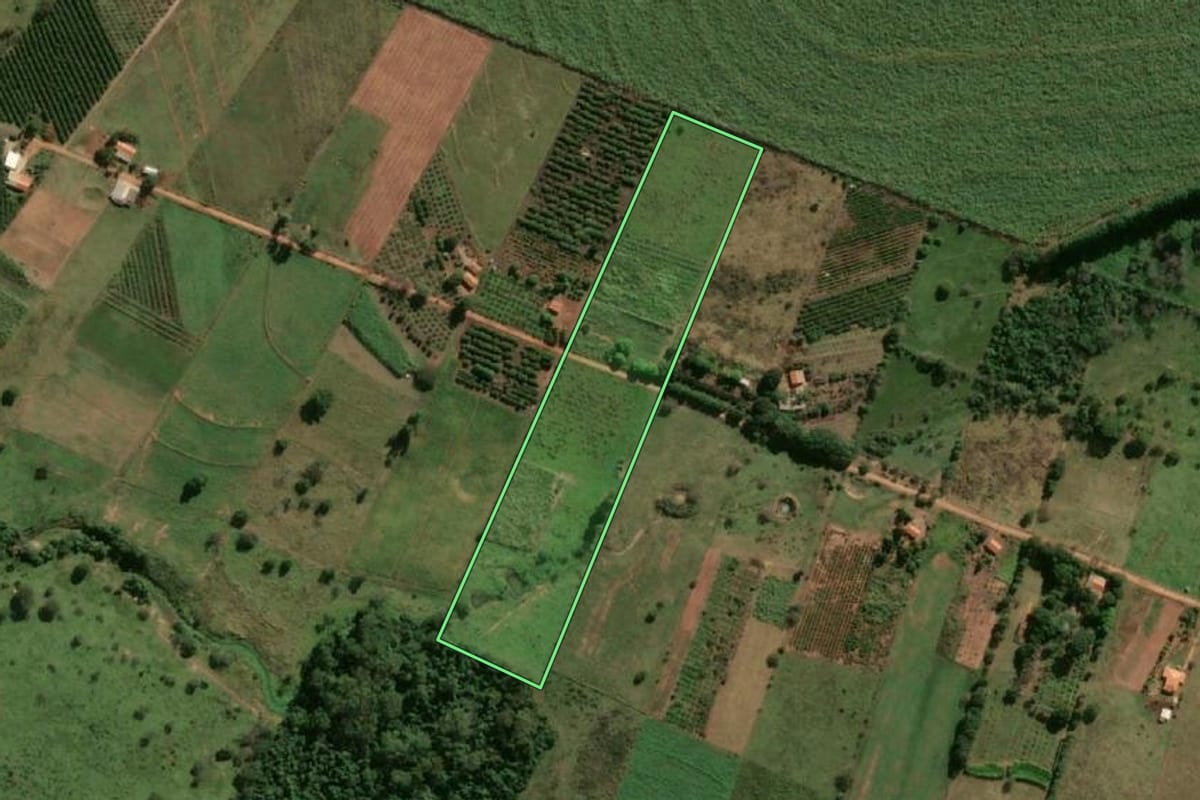Imagem de satélite do imóvel rural em Pacaembu (SP), com o contorno declarado no CAR desenhado por cima.