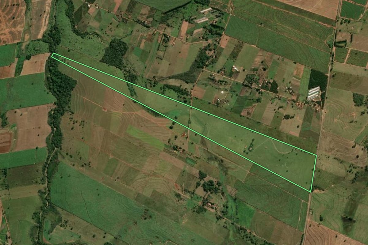 Imagem de satélite do imóvel rural em Pacaembu (SP), com o contorno declarado no CAR desenhado por cima.