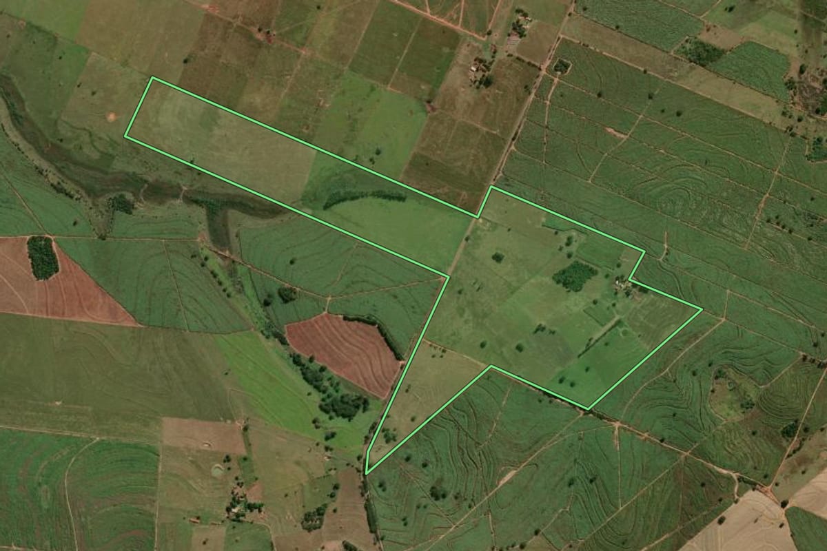 Imagem de satélite do imóvel rural em Pacaembu (SP), com o contorno declarado no CAR desenhado por cima.