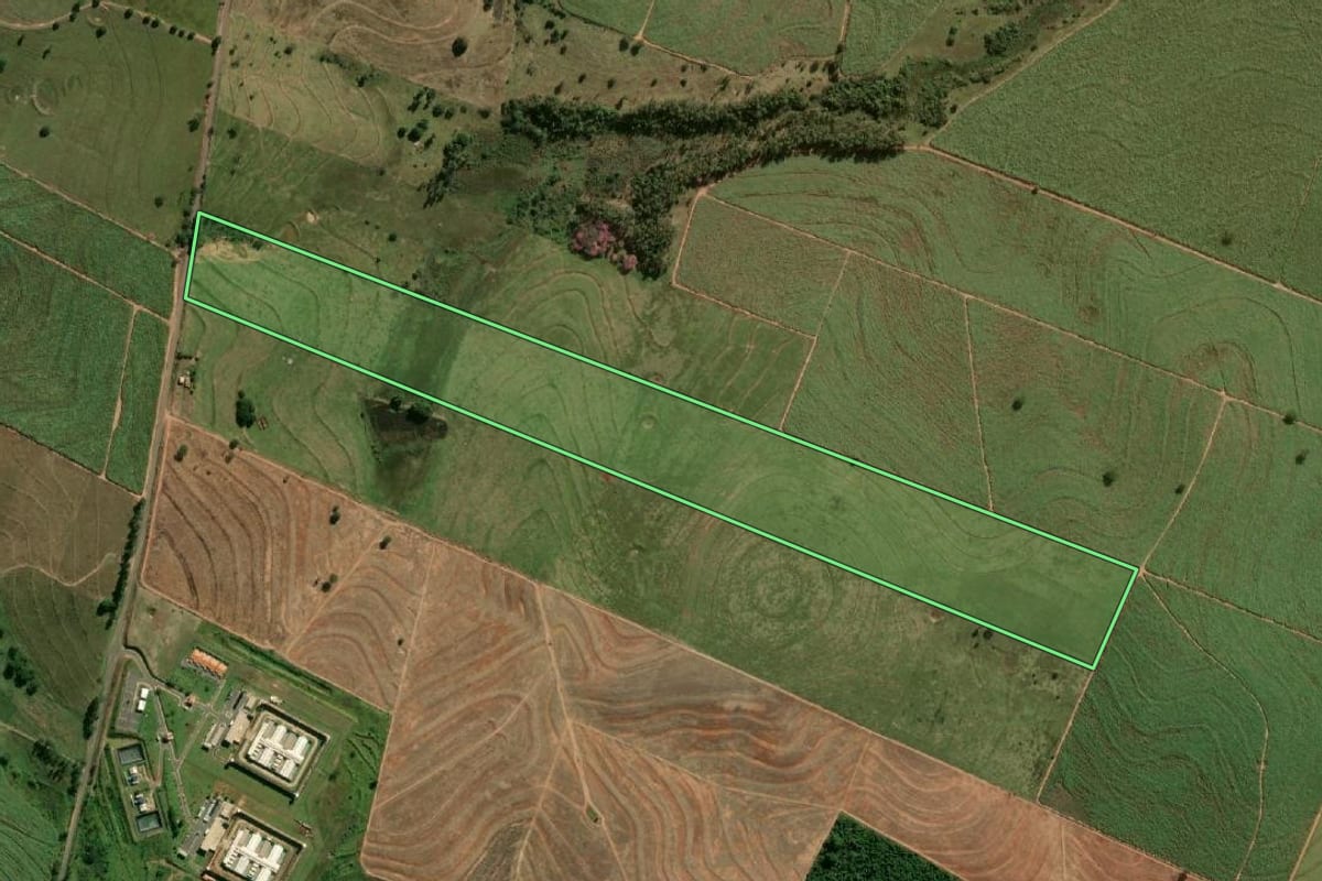 Imagem de satélite do imóvel rural em Pacaembu (SP), com o contorno declarado no CAR desenhado por cima.