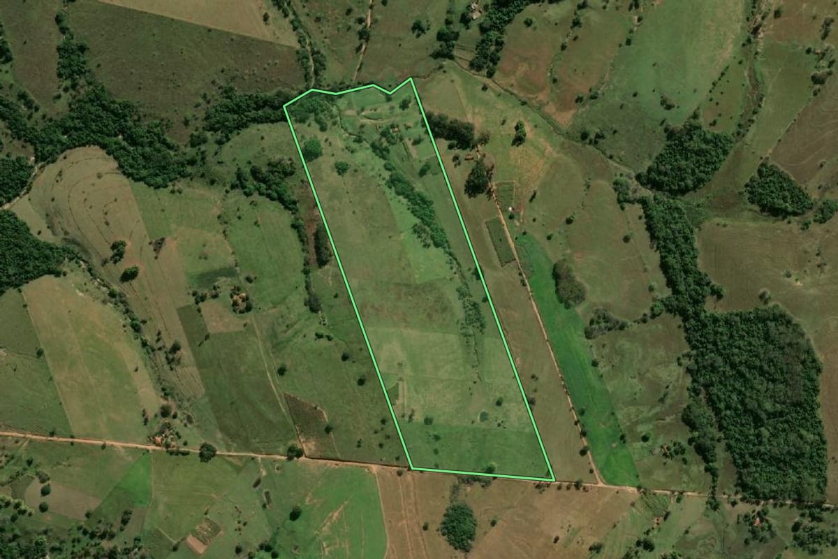 Imagem de satélite do imóvel rural em Pacaembu (SP), com o contorno declarado no CAR desenhado por cima.