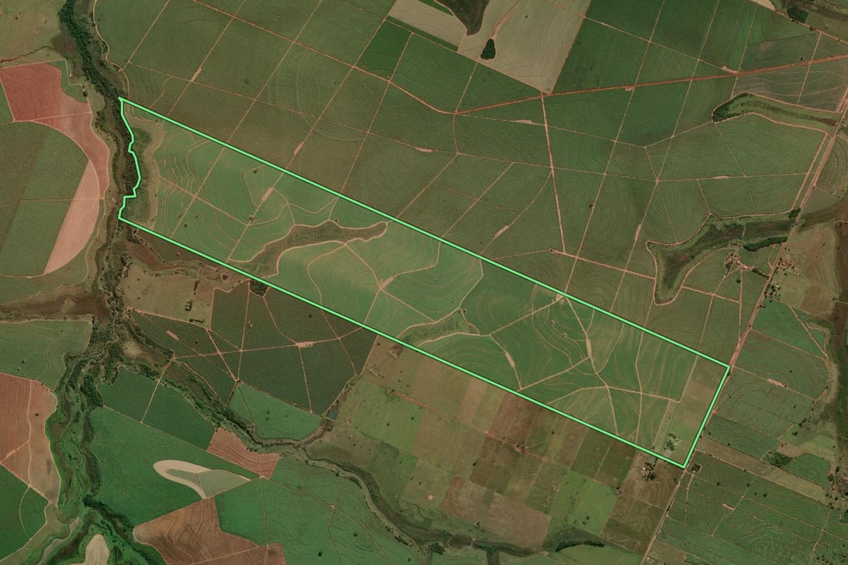 Imagem de satélite do imóvel rural em Pacaembu (SP), com o contorno declarado no CAR desenhado por cima.