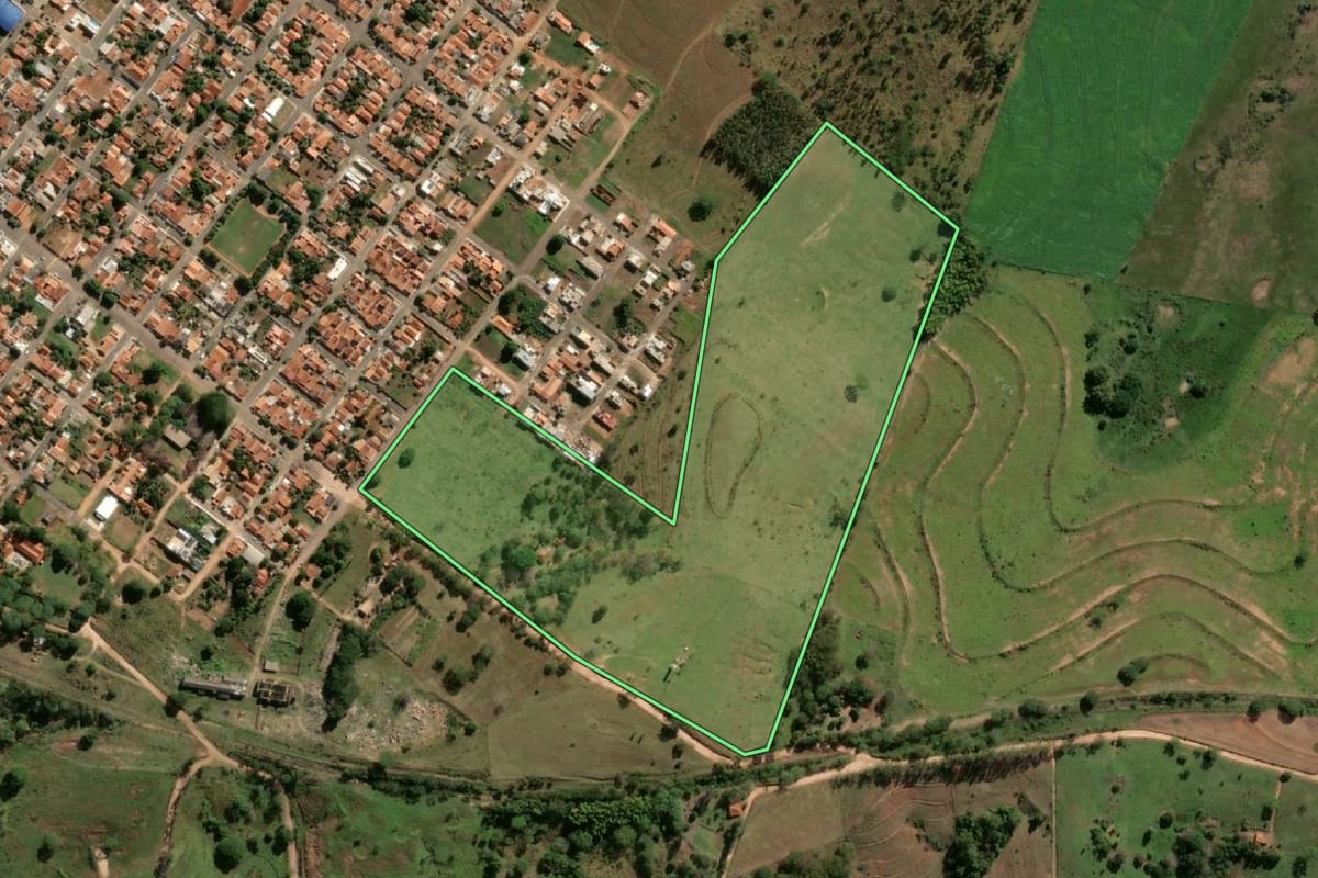 Imagem de satélite do imóvel rural em Pacaembu (SP), com o contorno declarado no CAR desenhado por cima.