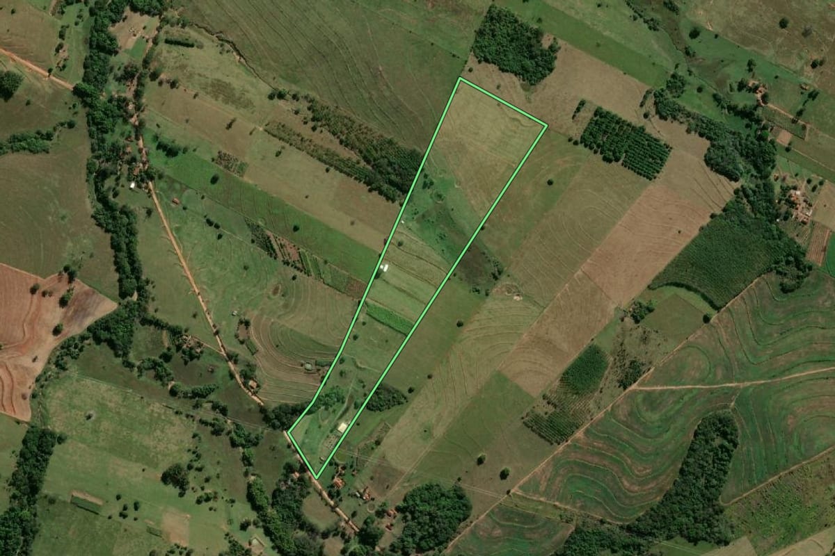 Imagem de satélite do imóvel rural em Pacaembu (SP), com o contorno declarado no CAR desenhado por cima.