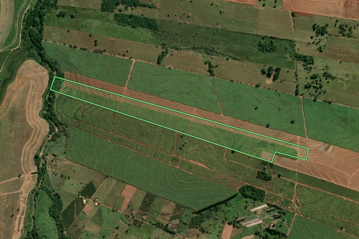 Imagem de satélite do imóvel rural em Pacaembu (SP), com o contorno declarado no CAR desenhado por cima.