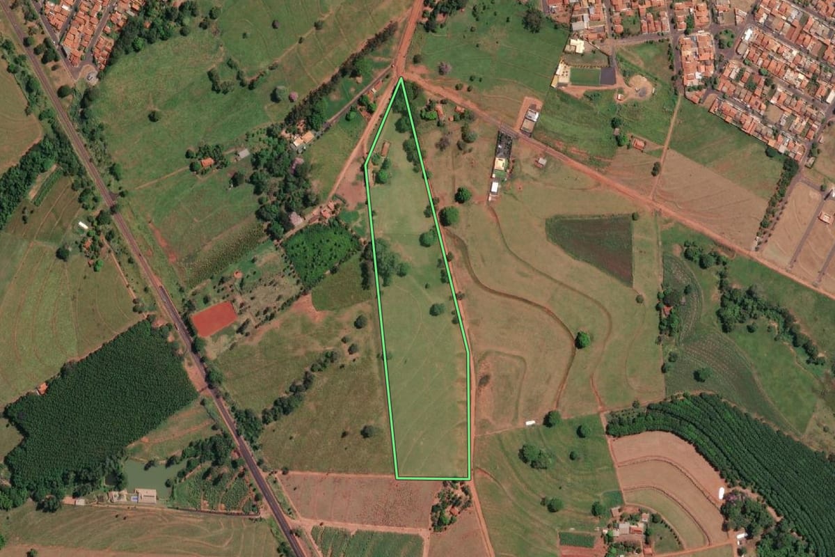 Imagem de satélite do imóvel rural em Palestina (SP), com o contorno declarado no CAR desenhado por cima.