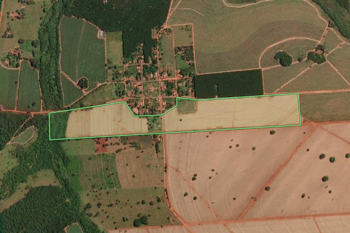 Imagem de satélite do imóvel rural em Palestina (SP), com o contorno declarado no CAR desenhado por cima.