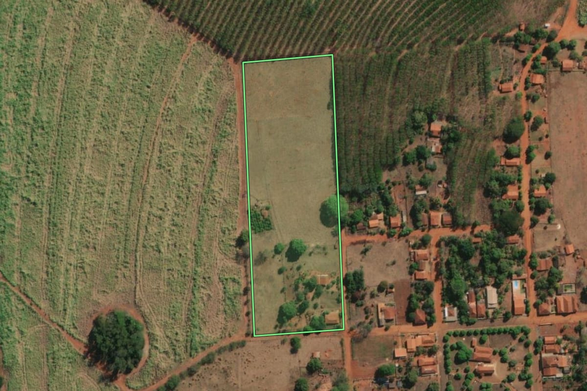 Imagem de satélite do imóvel rural em Palestina (SP), com o contorno declarado no CAR desenhado por cima.