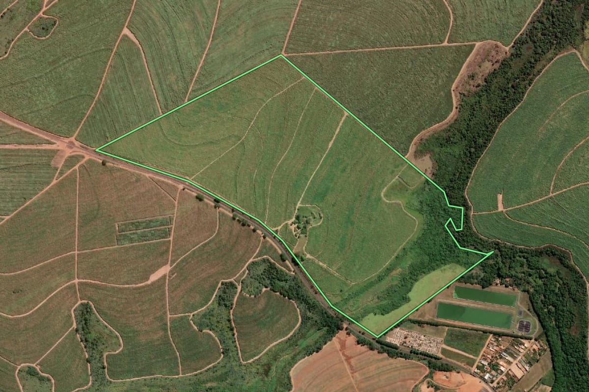 Imagem de satélite do imóvel rural em Palmares Paulista (SP), com o contorno declarado no CAR desenhado por cima.