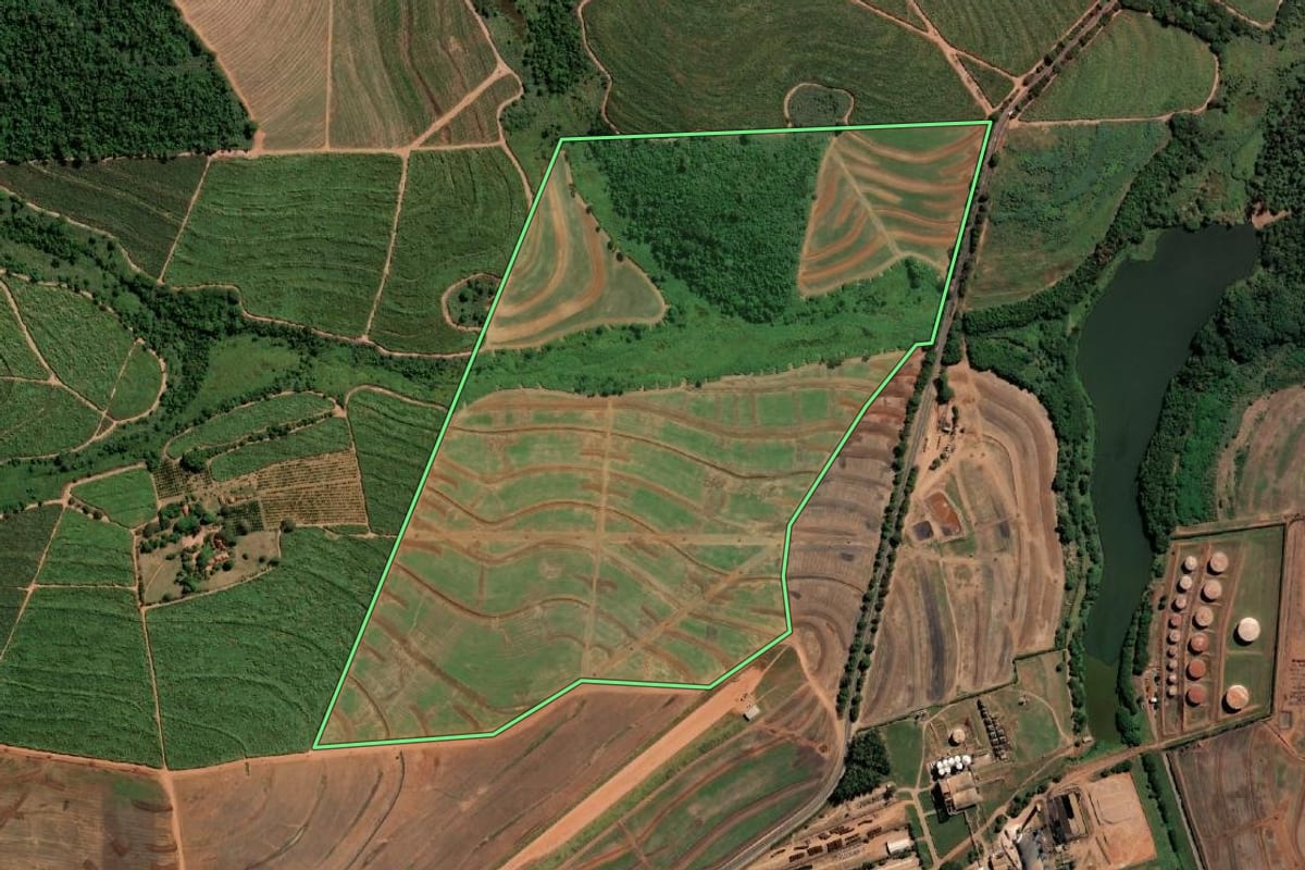 Imagem de satélite do imóvel rural em Palmares Paulista (SP), com o contorno declarado no CAR desenhado por cima.