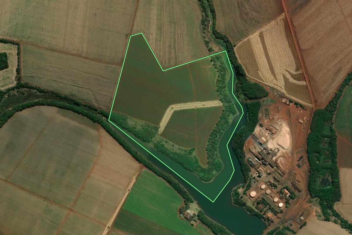 Imagem de satélite do imóvel rural em Palmital (SP), com o contorno declarado no CAR desenhado por cima.