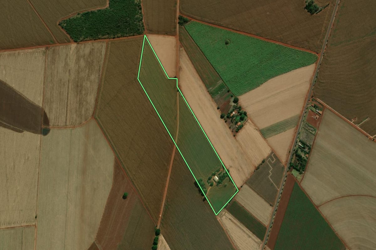 Imagem de satélite do imóvel rural em Palmital (SP), com o contorno declarado no CAR desenhado por cima.