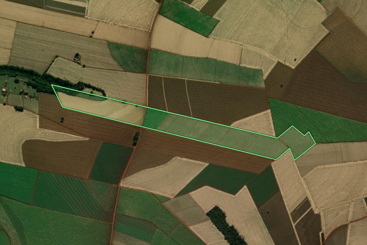 Imagem de satélite do imóvel rural em Palmital (SP), com o contorno declarado no CAR desenhado por cima.