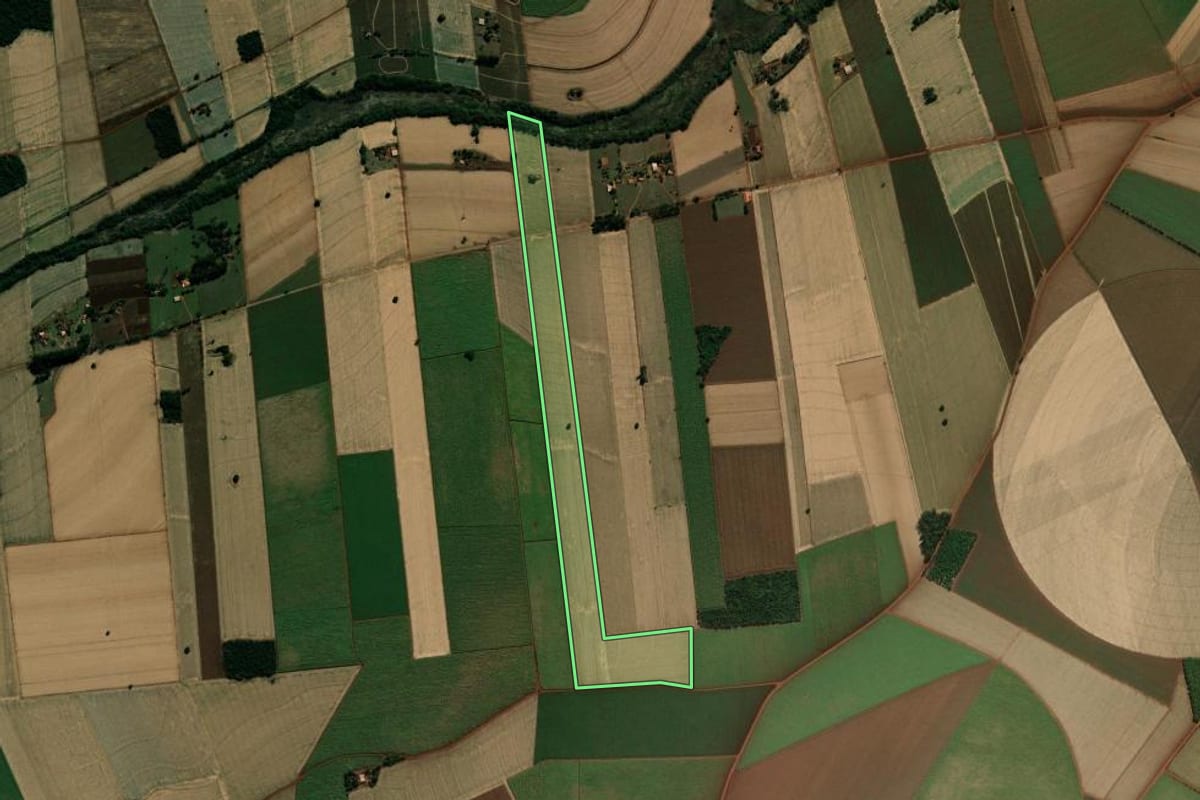 Imagem de satélite do imóvel rural em Palmital (SP), com o contorno declarado no CAR desenhado por cima.