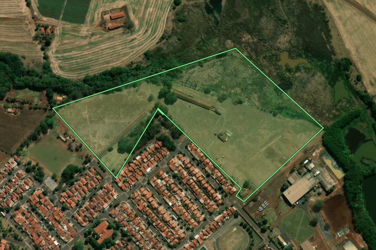 Imagem de satélite do imóvel rural em Palmital (SP), com o contorno declarado no CAR desenhado por cima.
