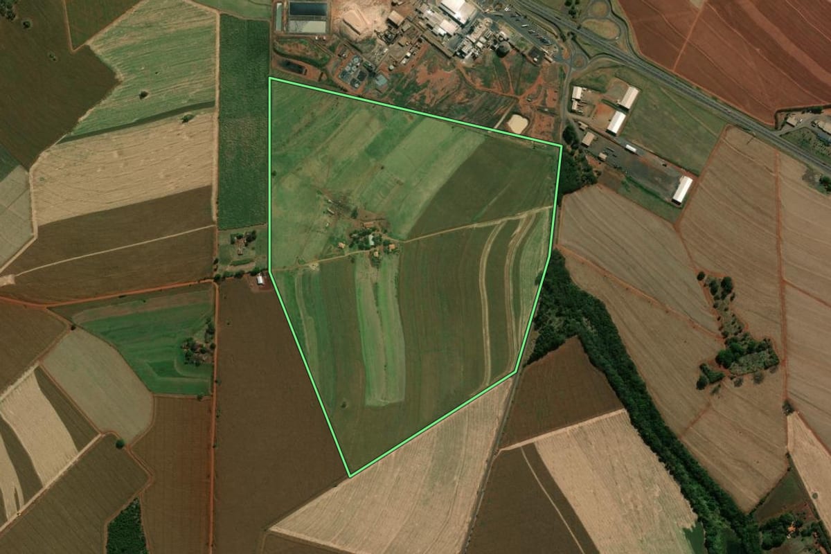 Imagem de satélite do imóvel rural em Palmital (SP), com o contorno declarado no CAR desenhado por cima.