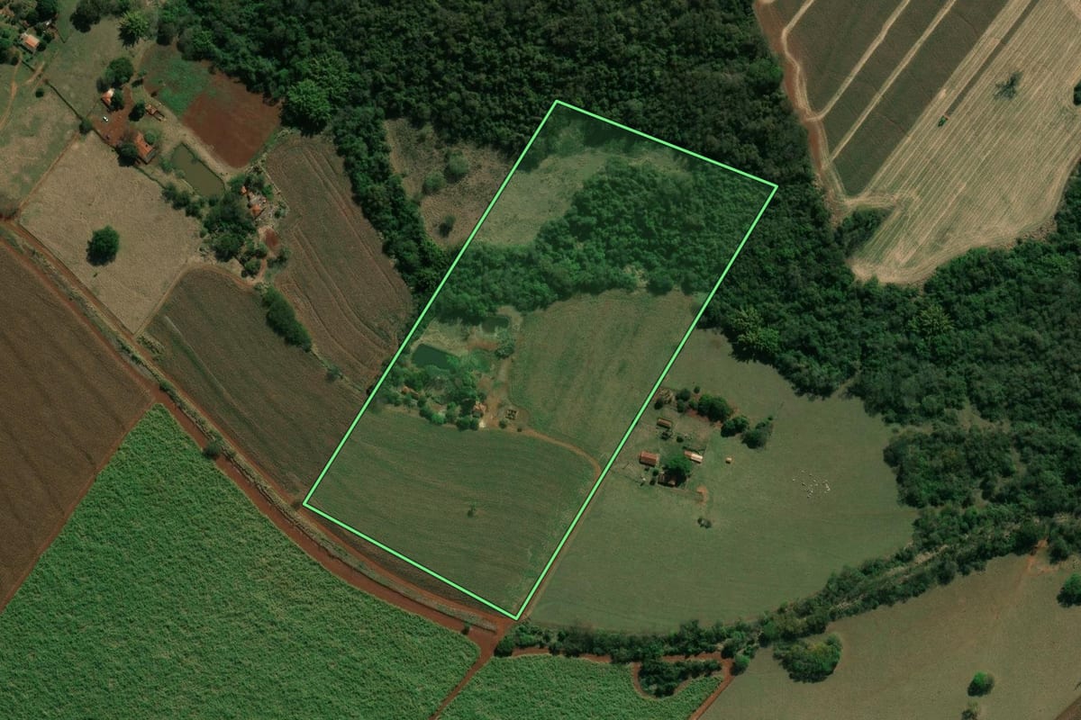Imagem de satélite do imóvel rural em Palmital (SP), com o contorno declarado no CAR desenhado por cima.