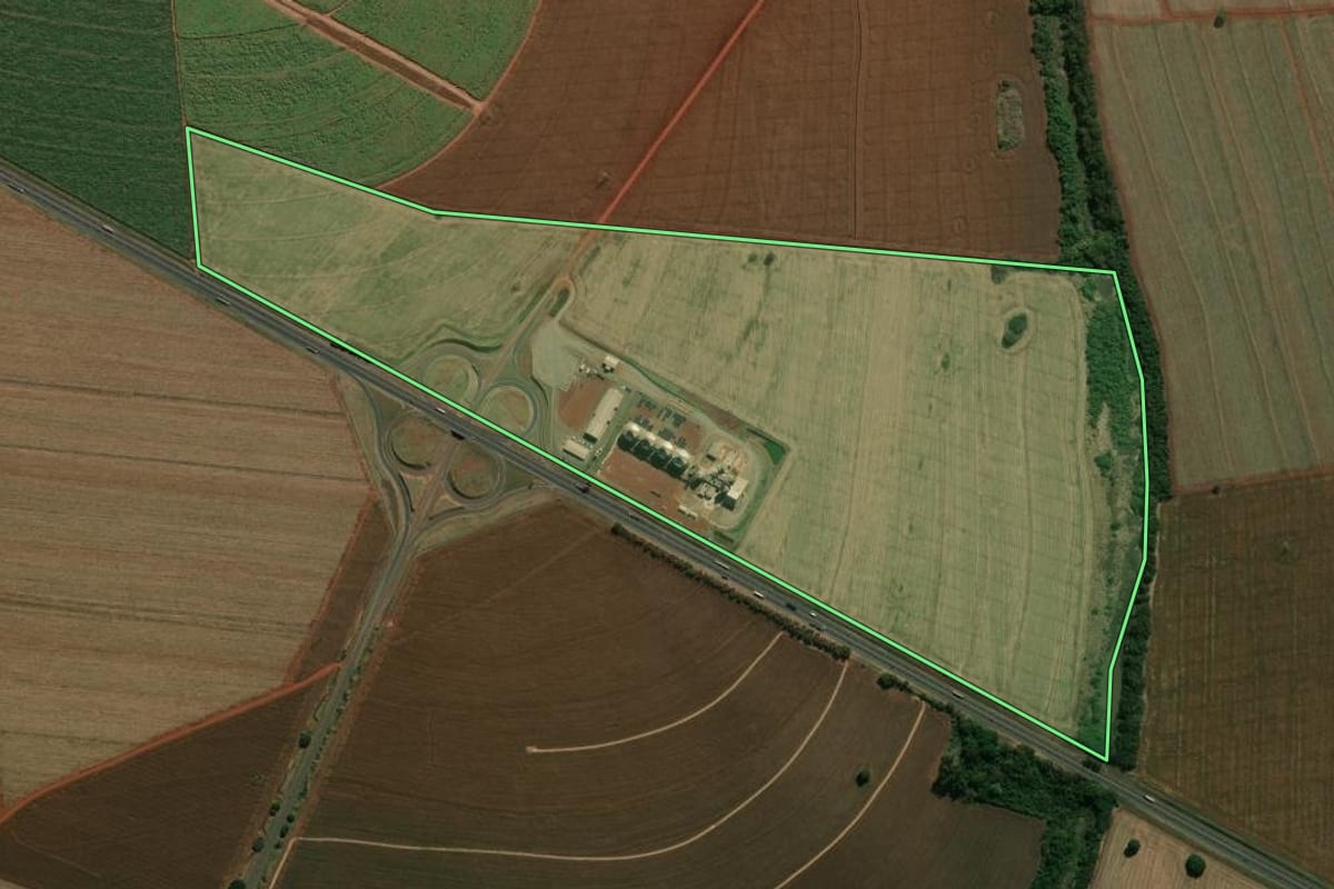 Imagem de satélite do imóvel rural em Palmital (SP), com o contorno declarado no CAR desenhado por cima.