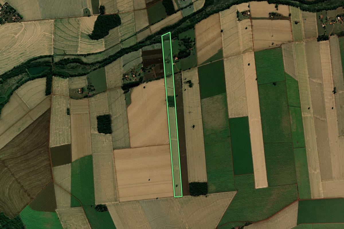 Imagem de satélite do imóvel rural em Palmital (SP), com o contorno declarado no CAR desenhado por cima.