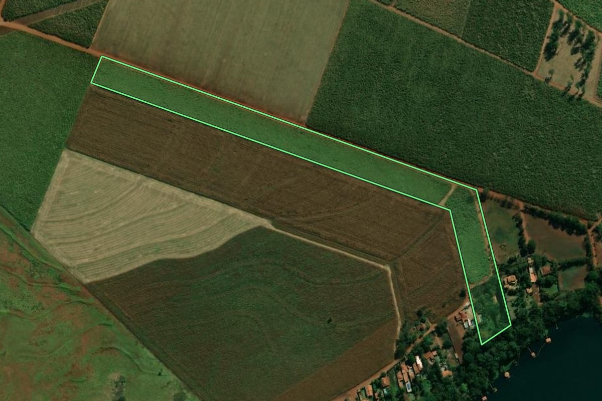 Imagem de satélite do imóvel rural em Palmital (SP), com o contorno declarado no CAR desenhado por cima.