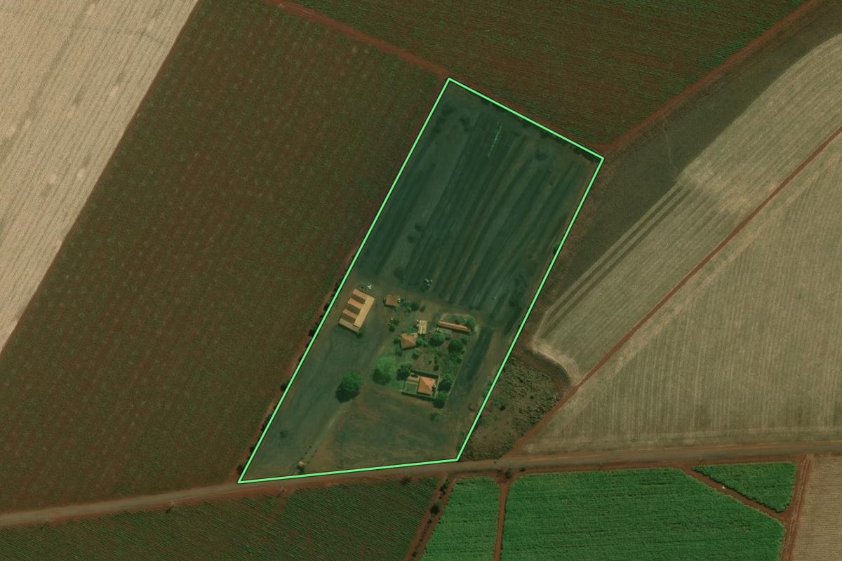 Imagem de satélite do imóvel rural em Palmital (SP), com o contorno declarado no CAR desenhado por cima.