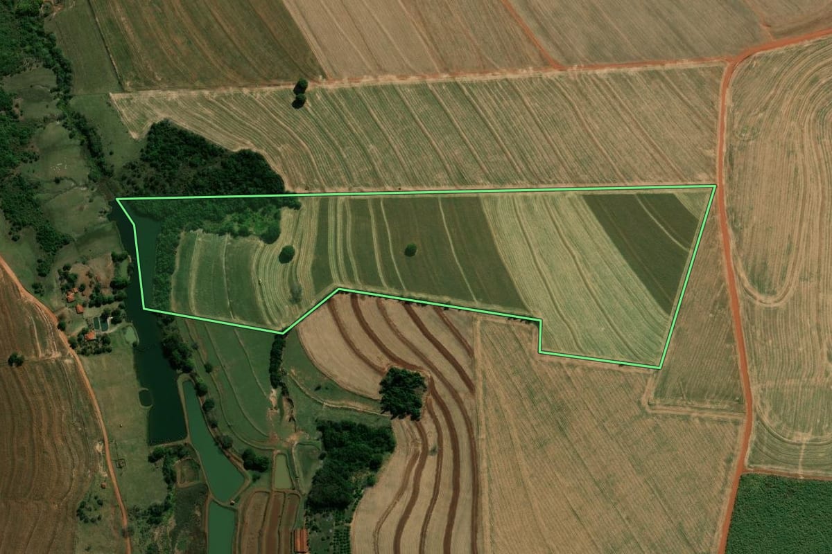 Imagem de satélite do imóvel rural em Palmital (SP), com o contorno declarado no CAR desenhado por cima.