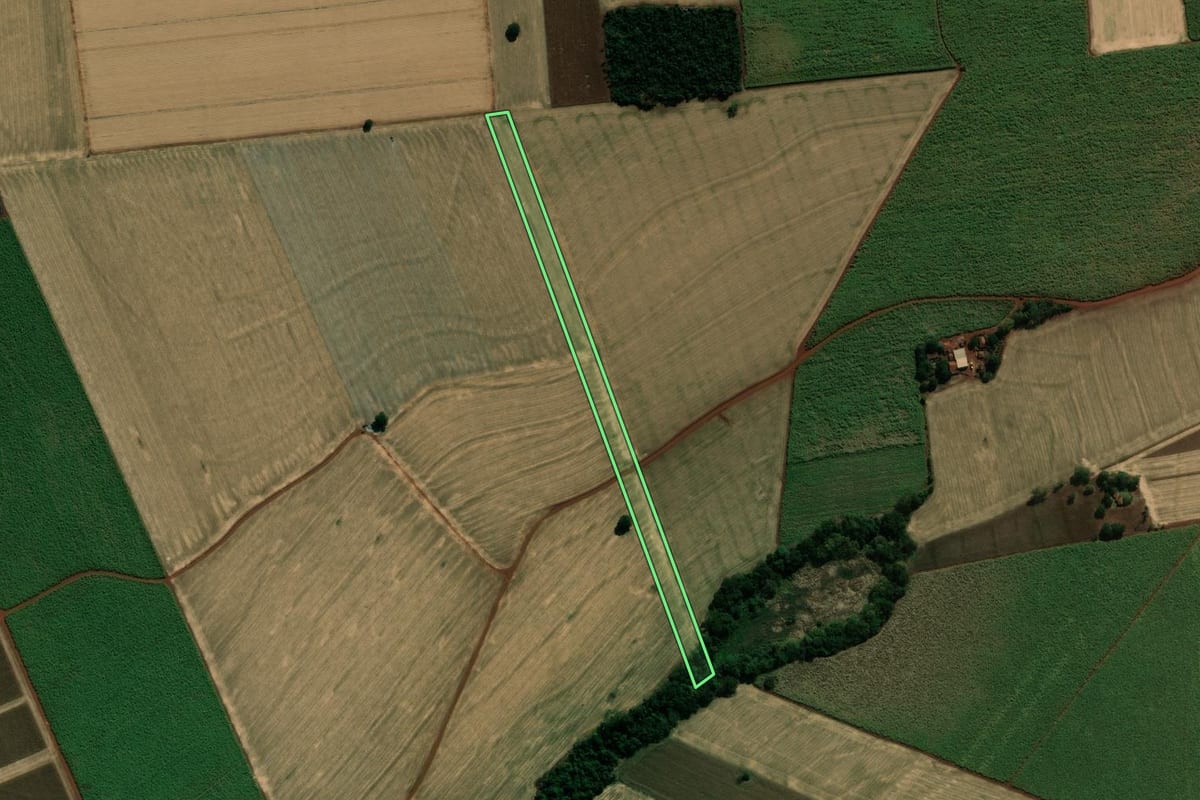 Imagem de satélite do imóvel rural em Palmital (SP), com o contorno declarado no CAR desenhado por cima.