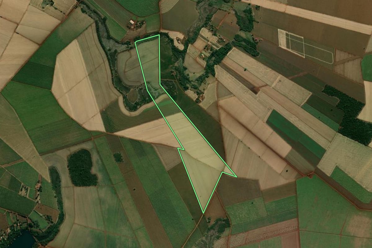 Imagem de satélite do imóvel rural em Palmital (SP), com o contorno declarado no CAR desenhado por cima.