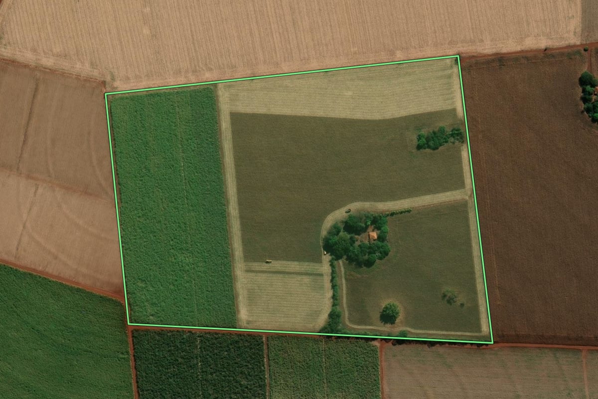 Imagem de satélite do imóvel rural em Palmital (SP), com o contorno declarado no CAR desenhado por cima.
