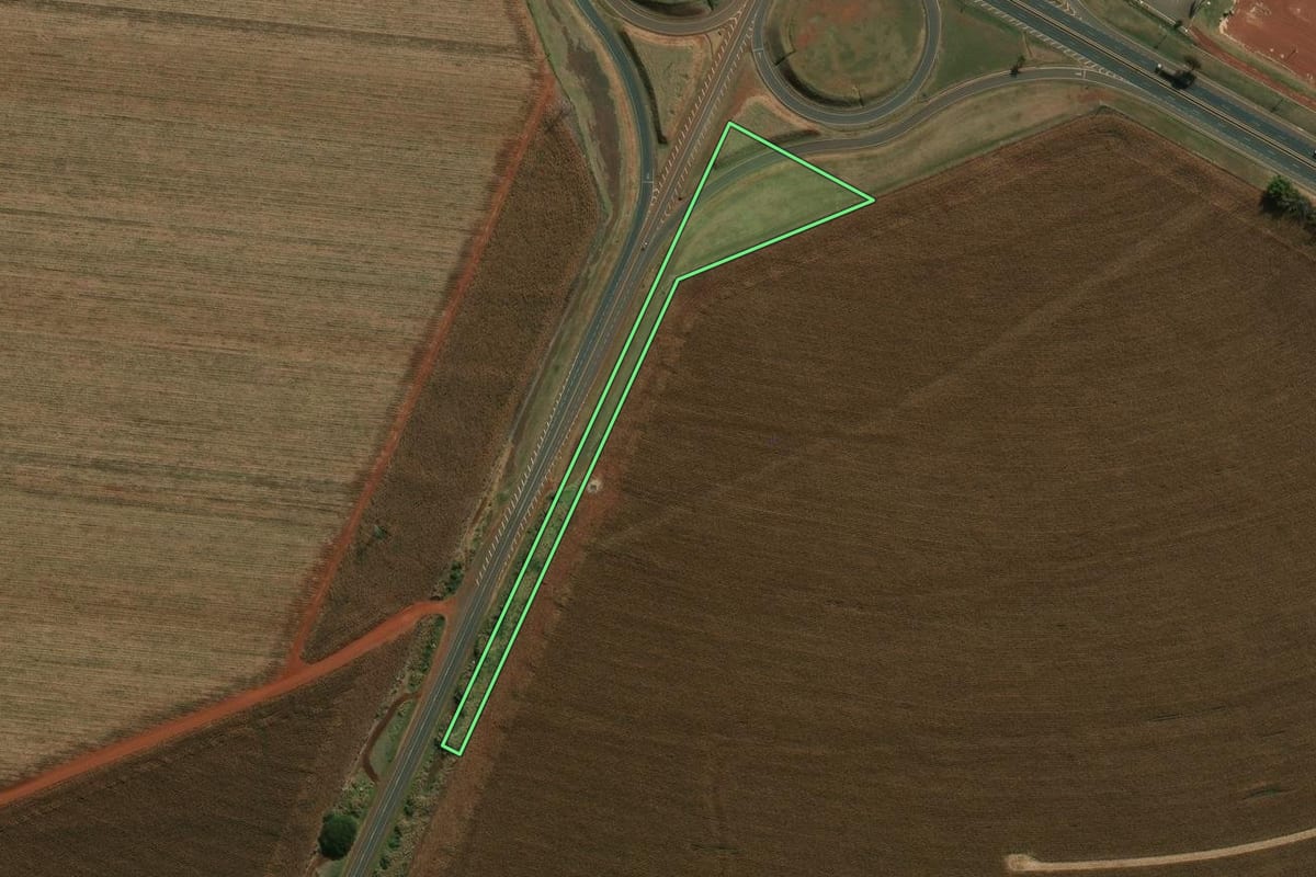 Imagem de satélite do imóvel rural em Palmital (SP), com o contorno declarado no CAR desenhado por cima.
