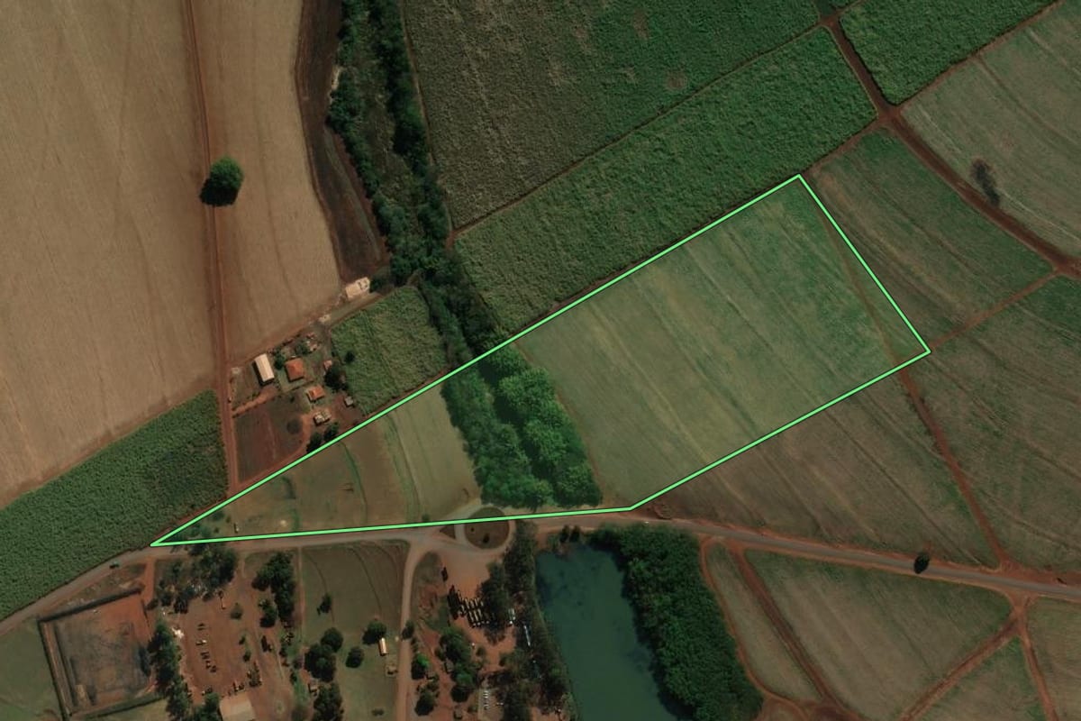 Imagem de satélite do imóvel rural em Palmital (SP), com o contorno declarado no CAR desenhado por cima.