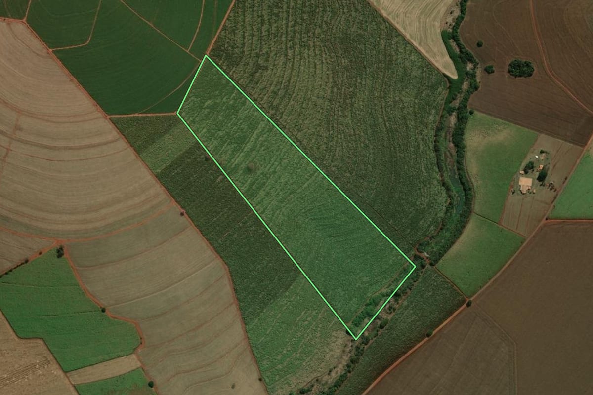 Imagem de satélite do imóvel rural em Palmital (SP), com o contorno declarado no CAR desenhado por cima.