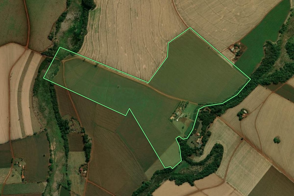 Imagem de satélite do imóvel rural em Palmital (SP), com o contorno declarado no CAR desenhado por cima.