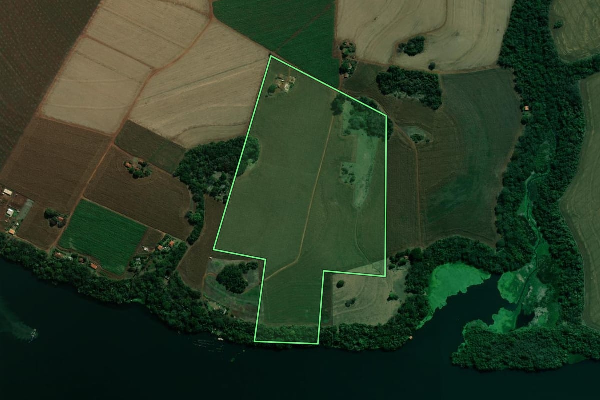 Imagem de satélite do imóvel rural em Palmital (SP), com o contorno declarado no CAR desenhado por cima.