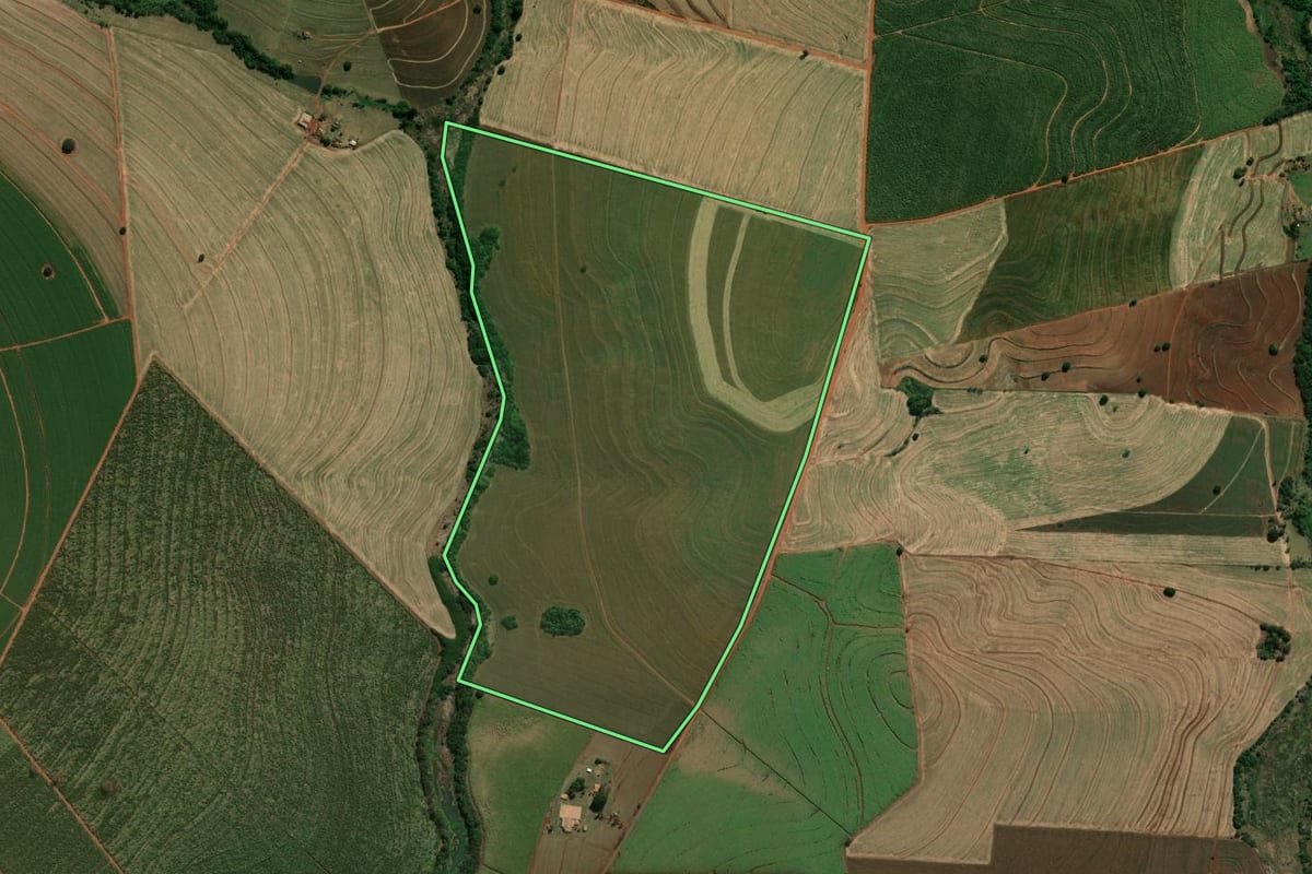 Imagem de satélite do imóvel rural em Palmital (SP), com o contorno declarado no CAR desenhado por cima.