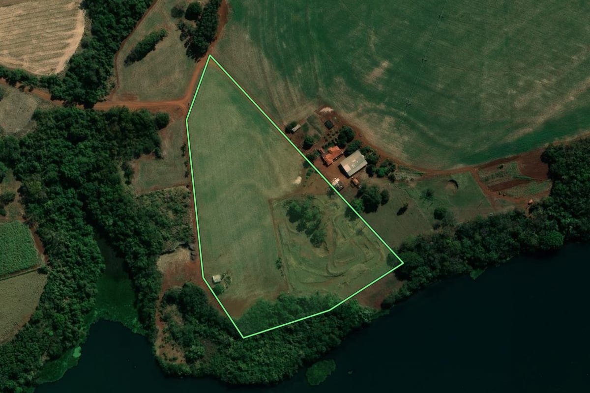 Imagem de satélite do imóvel rural em Palmital (SP), com o contorno declarado no CAR desenhado por cima.