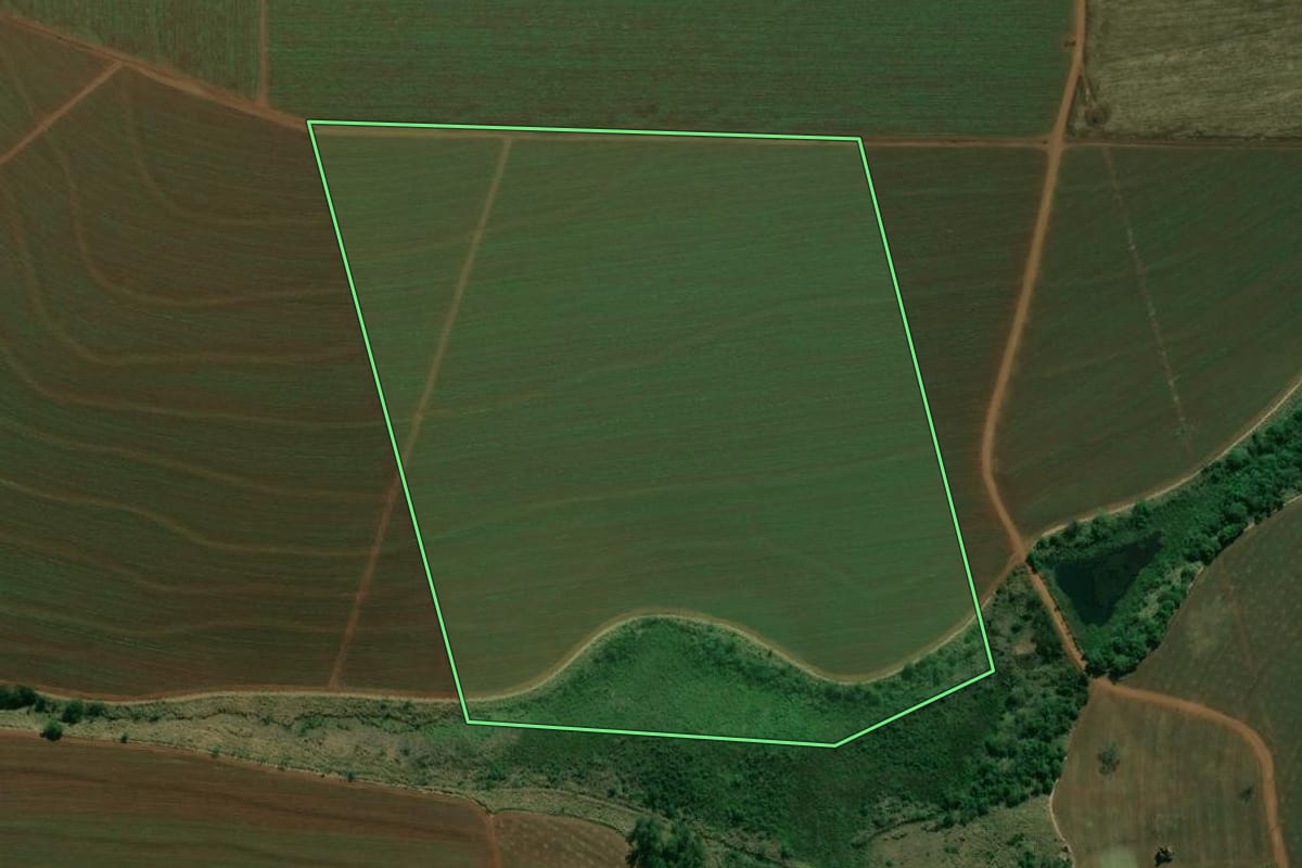 Imagem de satélite do imóvel rural em Palmital (SP), com o contorno declarado no CAR desenhado por cima.